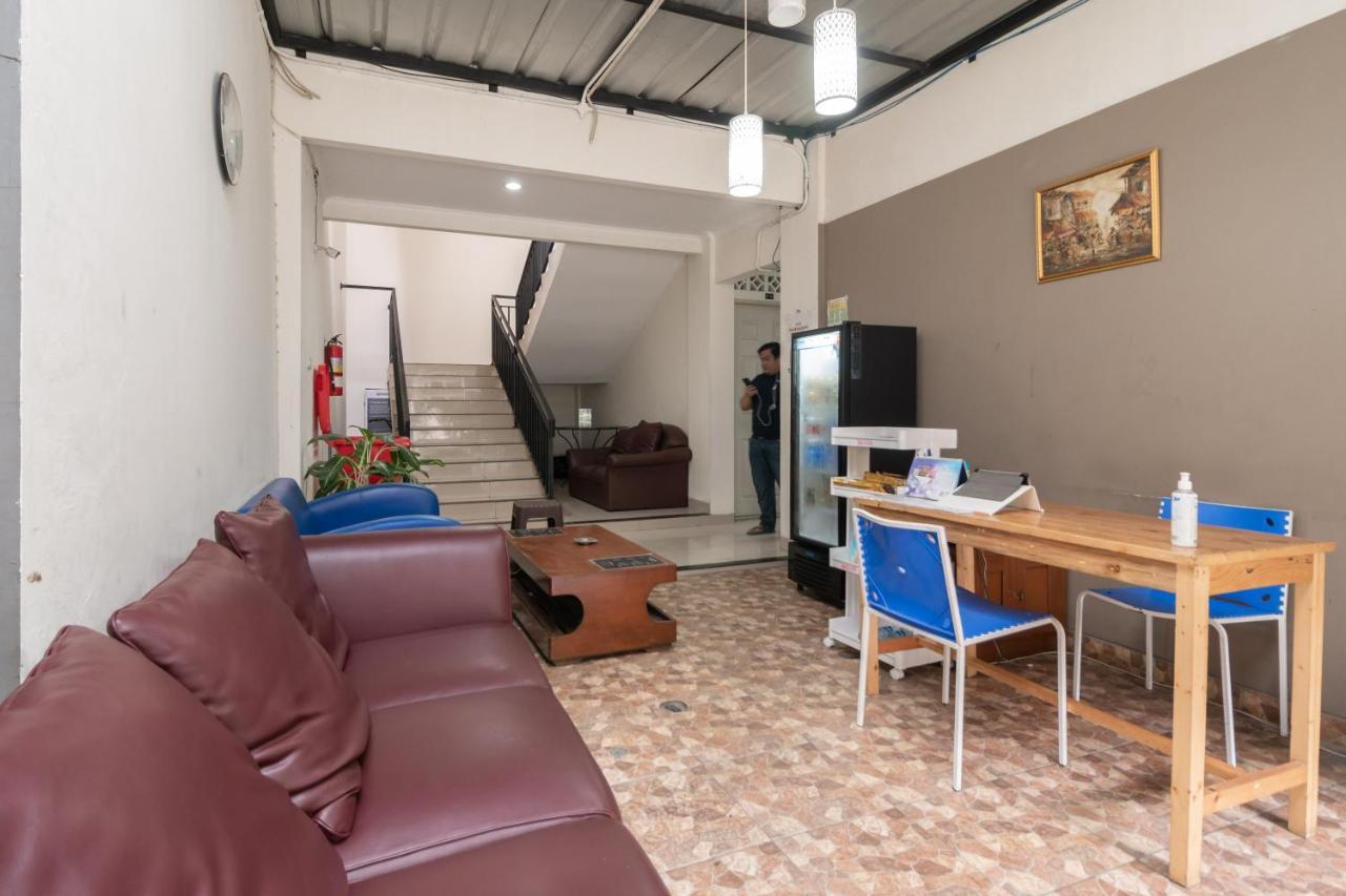 Urbanview Hotel Minongga Pondok Labu Jakarta Bagian luar foto